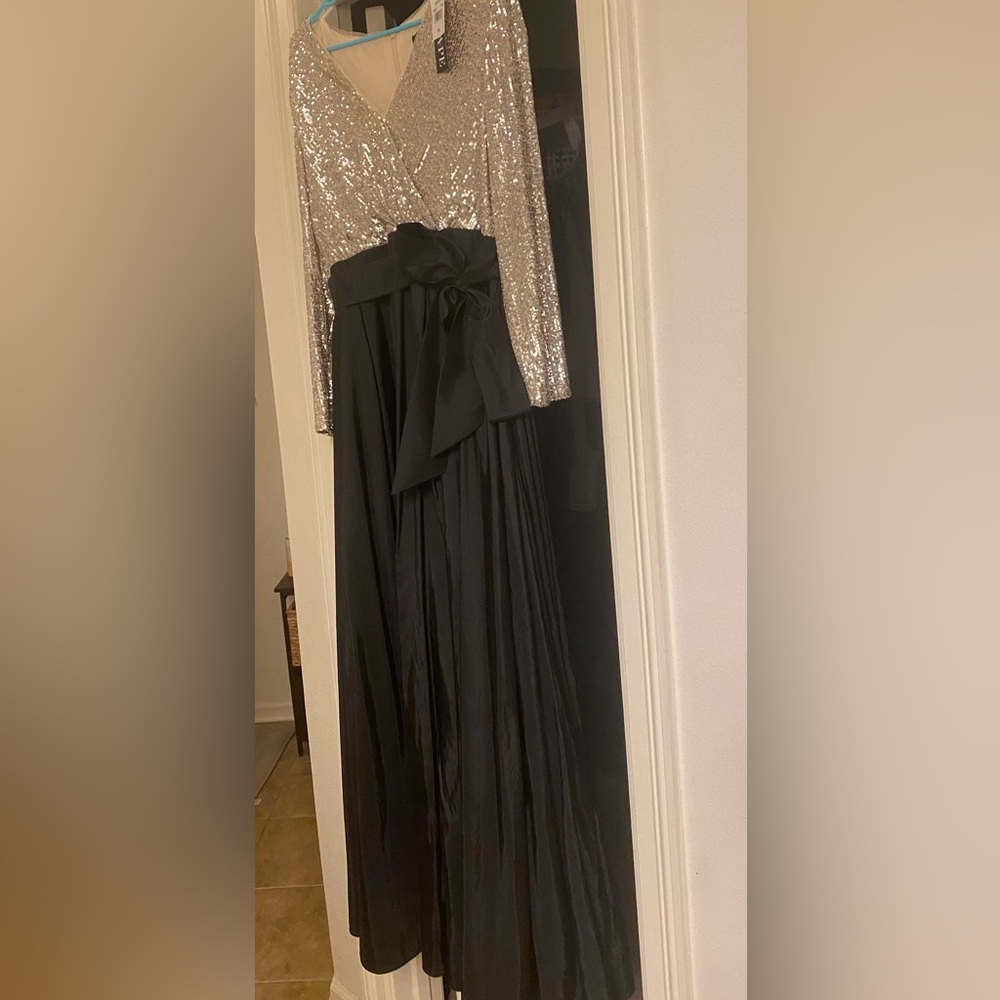 Beautiful, never worn, long dress by Xscape. Classy and comfortable!